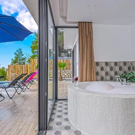 Schoene Mit Pool, Blick Auf Und Tal