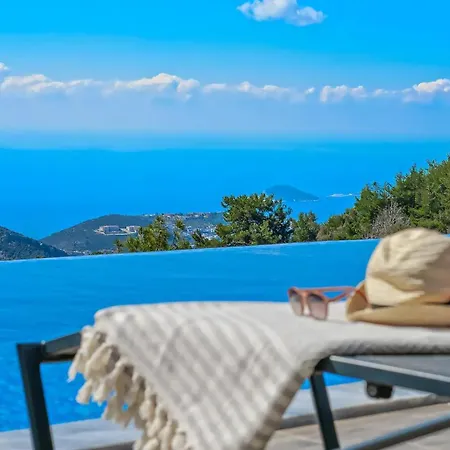 Schoene Mit Pool, Blick Auf Und Tal