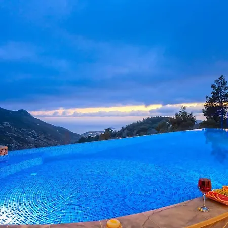 Schoene Mit Pool, Blick Auf Und Tal